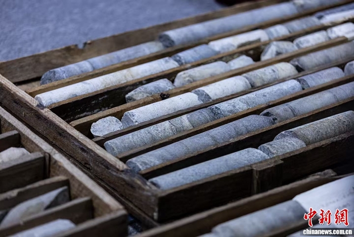 施工过程中的碎石。中新网记者 刘星晨 摄